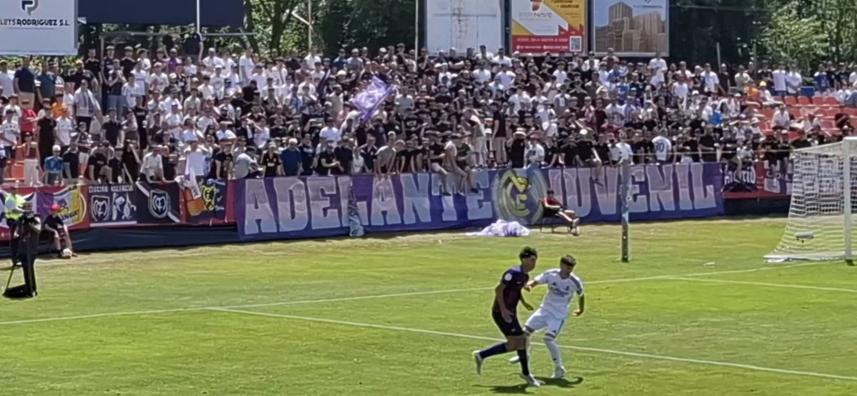 UltrasRMCF's tweet photo. 2025/26  Juveniles Barcelona - Real Madrid

Ultras Sur presente en Álcala apoyando al juvenil en la final. https://t.co/eUazxrH5Ek