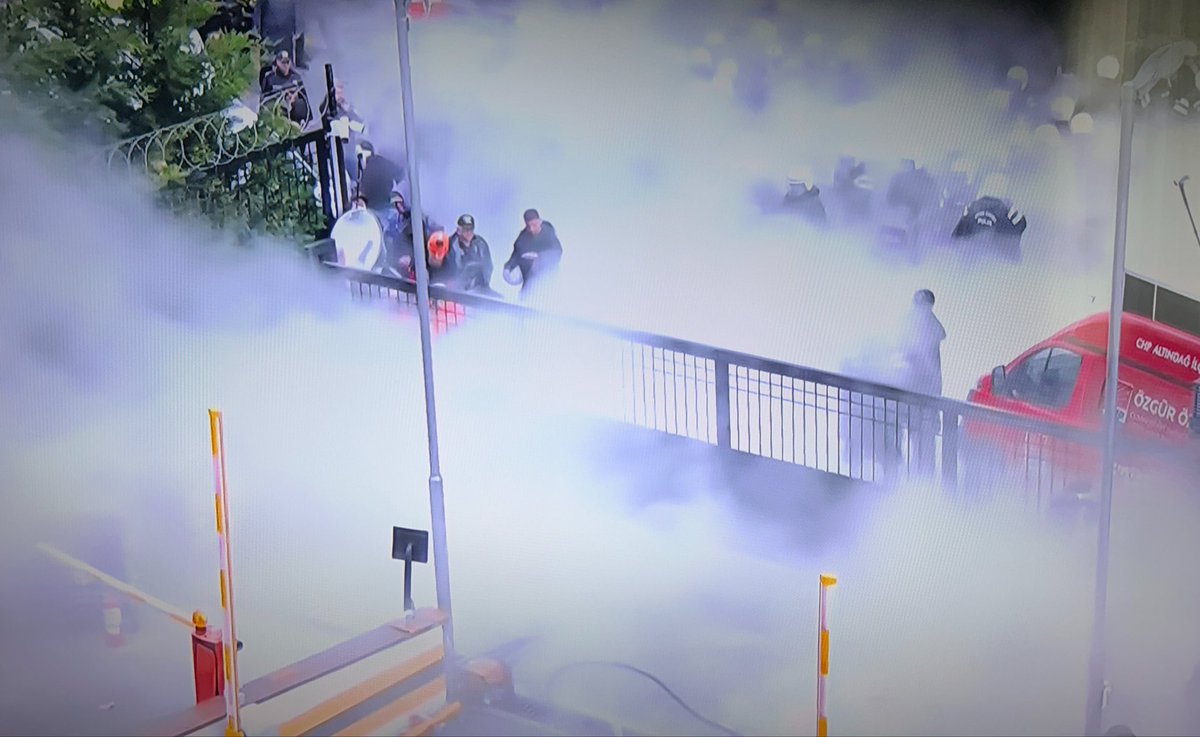 anket4108's tweet photo. CHP Genel Merkezi gaza boğulmuş durumda..

Baba ocağına , ATATÜK'ün partisine , TÜRKİYE'nin son kalesi Chp genel merkezine bu şekilde girilmesine sebep olan kim varsa Allah belasını versin... 

Tarih sizi affetmeyecek ! 

#CHPÖzgürÖzel https://t.co/gMcS2pOJV6
