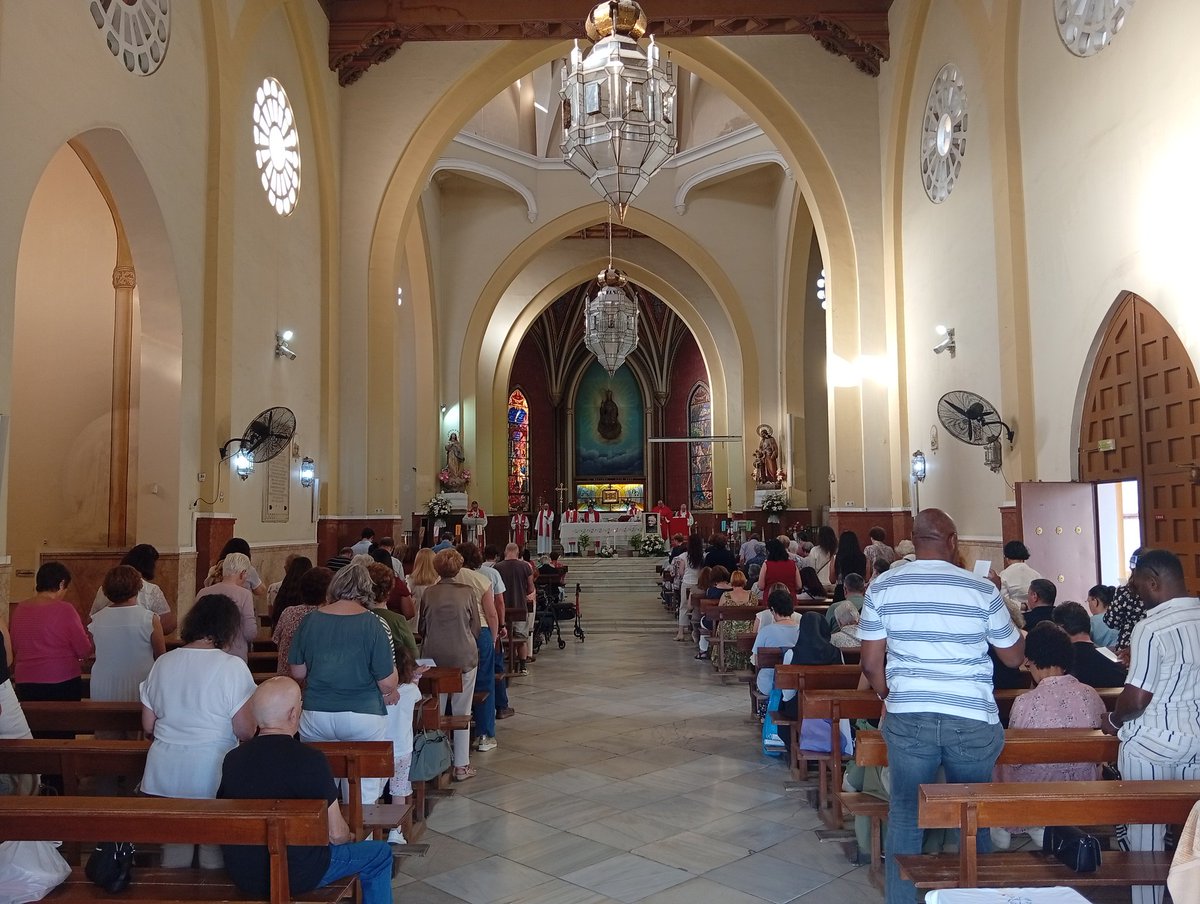 Gpsoberano_'s tweet photo. ⛵ ¡Ayer remamos juntos en el Arciprestazgo de Cristo Rey!🕊️ Increíble lo que vivimos en la Vigilia de Pentecostés con la iglesia totalmente llena.

Nuestro grupo se encargo de la recepción de comida y de preparar los salones. ¡Qué alegría estar unidos!  #cofradiamlg https://t.co/kidmtcUphO