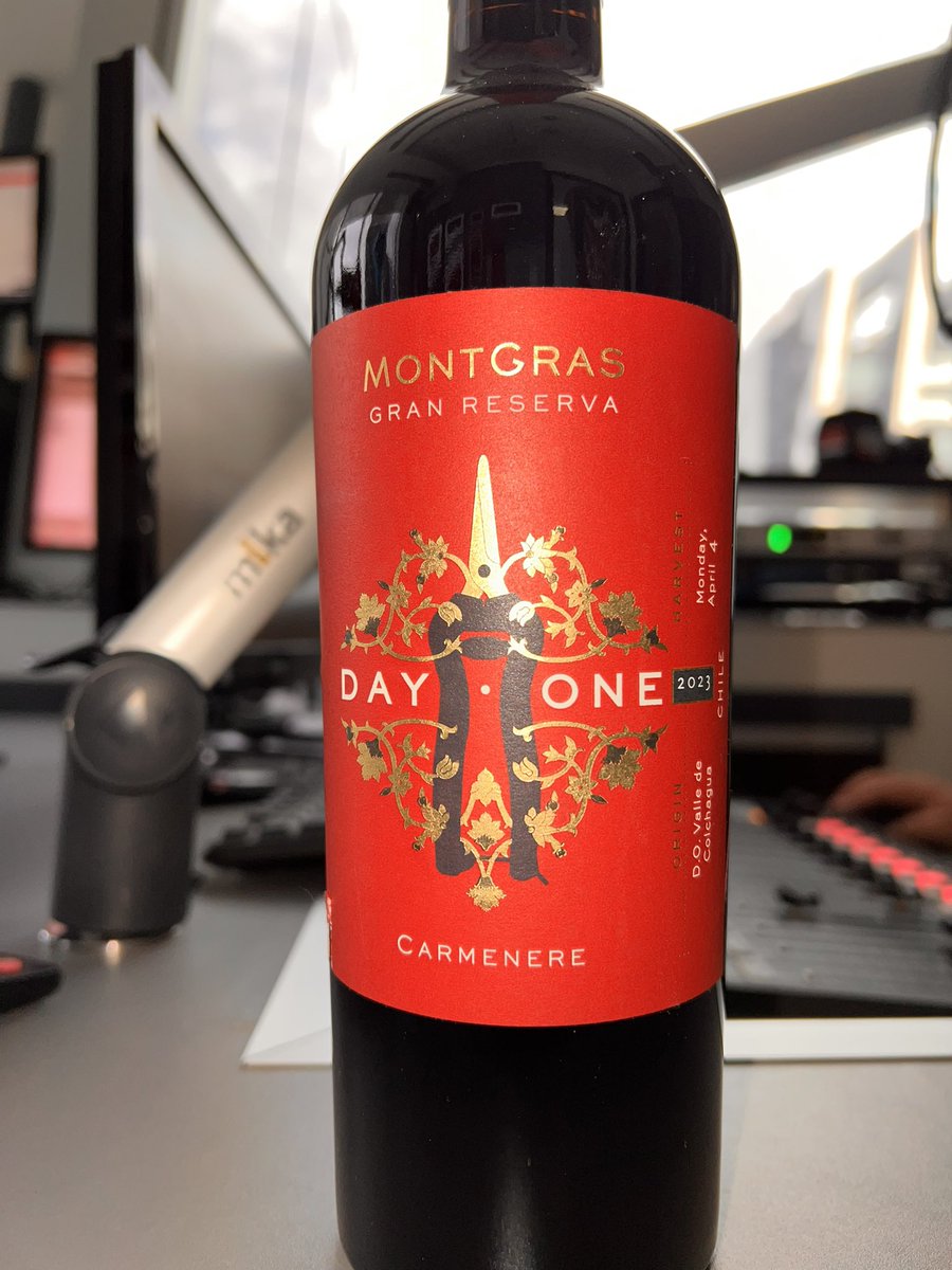 musicwine1's tweet photo. Domingo una vez más... ¡día de Music &amp; Wine por Memories FM ! 🥳 Hoy obsequiamos este rico Carmenere chileno, y para ganarlo deben etiquetar a un amigo, aclarar su nombre real y dejar los últimos 3 de CI 🍷¡ @sargusperez y @CopaFeroz ya están al aire! https://t.co/HFzIl0N9XY