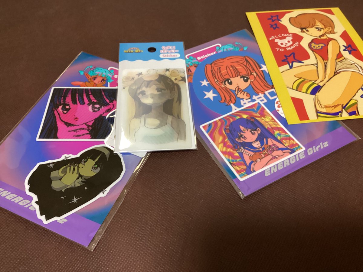 KTS1591's tweet photo. デザフェス戦利品、吉田南ナ子さん( @yoshida_kafue )のうごくステッカーとか😊 うごくステッカーは8枚の絵が切り替わるのがすごく気に入ってます！ 首振り扇風機とかに貼るといいかも☺️ #デザフェス #デザフェス63 #デザインフェスタ #デザインフェスタ63 https://t.co/v1pTUBy8sN