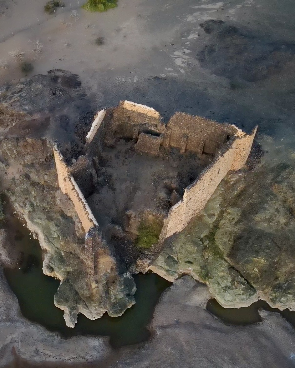 SaudiTravelNote's tweet photo. Hadiyyah Fort, ancient Hajj station between #AlUla and #Madinah
Location first mentioned by Ibn Battuta in 1325. Fort built 1709-10 and was rendezvous point for the 'cerde' a military escort for the returning caravan. Floods weakened its walls and the fort fell silent. https://t.co/8jqiJxy8pm