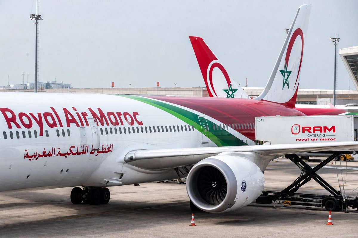lecoeur_MM's tweet photo. ✈️ Kérosène en hausse : Royal Air Maroc suspend plusieurs lignes internationales, dont Kinshasa

La compagnie aérienne nationale marocaine Royal Air Maroc a annoncé un important réajustement de son réseau international en raison de la flambée des prix du kérosène et du ralentissement de la demande sur plusieurs dessertes stratégiques reliant le Maroc à l’Afrique et à l’Europe.

Dans un communiqué officiel, la compagnie explique que cette décision intervient dans un contexte international particulièrement tendu, marqué par les conséquences géopolitiques au Moyen-Orient qui entraînent une hausse significative des coûts du carburant aérien. Une situation qui affecte lourdement l’ensemble du secteur aérien mondial et pousse plusieurs compagnies à revoir temporairement leurs capacités opérationnelles.

Face à cette pression économique, Royal Air Maroc annonce la suspension provisoire de plusieurs lignes internationales, notamment vers l’Afrique centrale et l’Europe.

Parmi les dessertes concernées figurent :

Casablanca – Bangui
Casablanca – Brazzaville
Casablanca – Kinshasa
Casablanca – Douala
Casablanca – Yaoundé
Casablanca – Libreville
Tanger – Malaga
Tanger – Barcelone
Marrakech – Lyon
Marrakech – Bordeaux
Marrakech – Marseille
Marrakech – Bruxelles

Cette décision risque d’avoir des répercussions importantes sur les voyageurs africains et européens, notamment les communautés diasporiques, les hommes d’affaires ainsi que les échanges économiques et touristiques reliant le Maroc à plusieurs capitales africaines.

Royal Air Maroc affirme toutefois qu’elle prendra toutes les dispositions nécessaires afin d’accompagner les passagers concernés par ces suspensions temporaires et de limiter au maximum les désagréments liés aux annulations et réorganisations de vols.

« La compagnie nationale suit avec une grande attention l’évolution de la situation internationale et s’emploiera à rétablir progressivement ces lignes dès que les conditions opérationnelles et économiques le permettront », précise la compagnie.

Cette annonce illustre une nouvelle fois l’impact direct des tensions géopolitiques mondiales sur le transport aérien international, alors que les compagnies aériennes font face à une augmentation continue des charges d’exploitation et à une forte volatilité des marchés énergétiques.