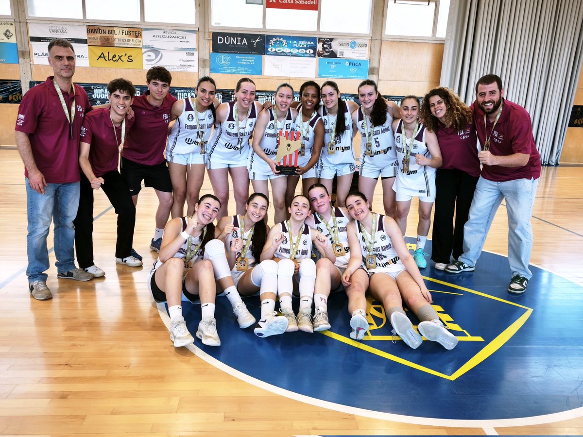 FemSantAdria's tweet photo. 🥇🥇 𝗖𝗔𝗠𝗣𝗜𝗢𝗡𝗘𝗦 𝗗𝗘 𝗖𝗔𝗧𝗔𝗟𝗨𝗡𝗬𝗔!!!

🏀 𝙁𝙄𝙉𝘼𝙇 𝘾. 𝘾𝘼𝙏𝘼𝙇𝙐𝙉𝙔𝘼 𝙅𝙐́𝙉𝙄𝙊𝙍 𝙋𝙍𝙀𝙁𝙀𝙍𝙀𝙉𝙏 1𝙚𝙧 𝘼𝙉𝙔

#JrBFSA 6️⃣1️⃣ 🆚 U.E. MATARÓ 3️⃣5️⃣

😤 PARTIDÀS espectacular noies! Dominant durant tot el partit aconseguim aquest 🥇 totalment merescut https://t.co/RgyNSmX2Kl