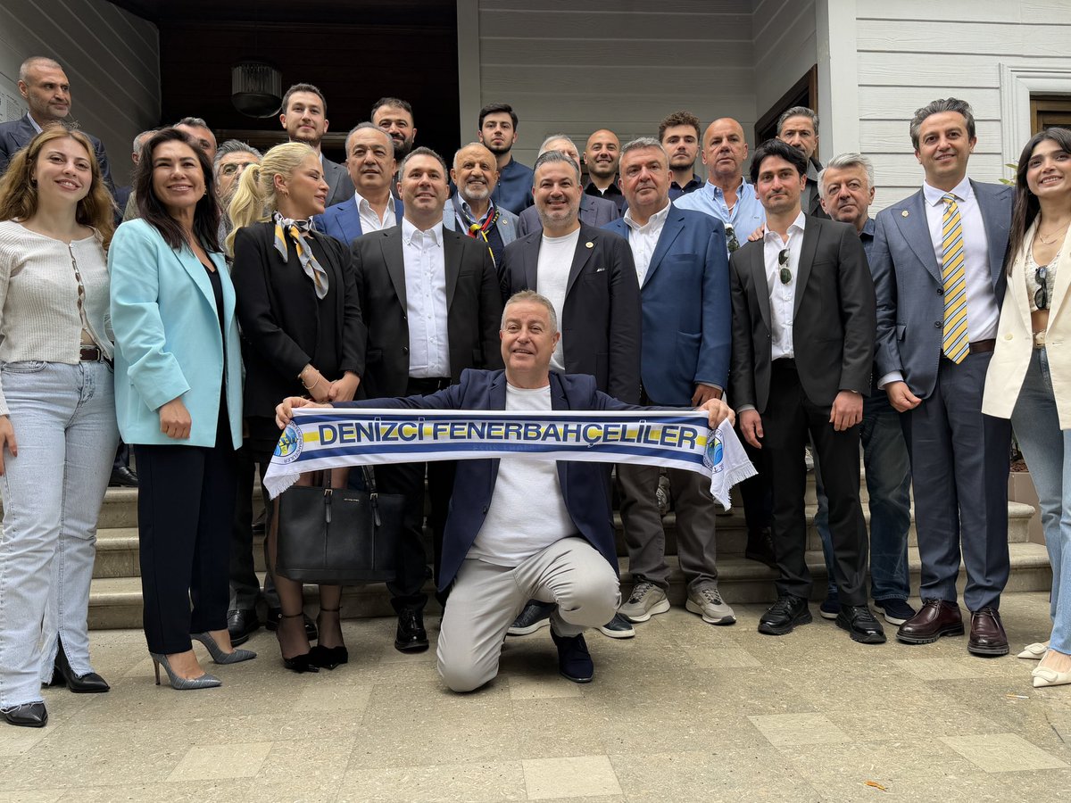 12numara's tweet photo. Fenerbabçe Başkan Adayı Aziz Yıldırım, Denizci Fenerbahçeliler kahvaltısının ardından dernek yönetim kurulu üyeleriyle birlikte toplu resim çektirdi. @DenizciFBDerngi https://t.co/GPununiY5d