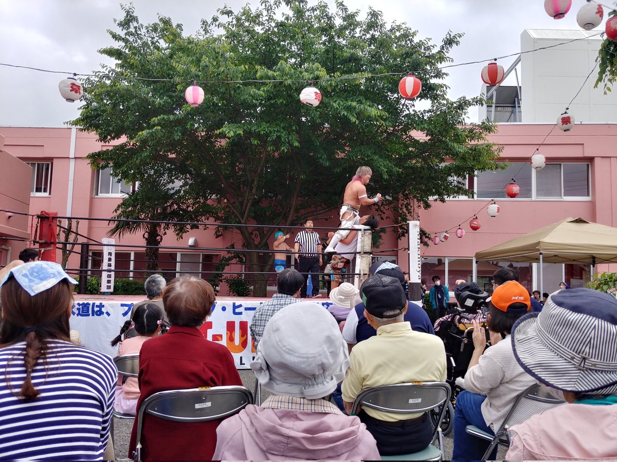 bigfountain_017's tweet photo. かないばら祭りに行ってきました！老人ホームで、プロレスやレビューショーは想像出来なかったけど、本格的なものでした。中学生プロレス���ーの助川蓮選手とツーショットを撮って頂きました。この朗らかな表情からは想像もつかない、白熱の試合でした。

#プロレス　#かないばら祭り https://t.co/2Q6EcGSZNj