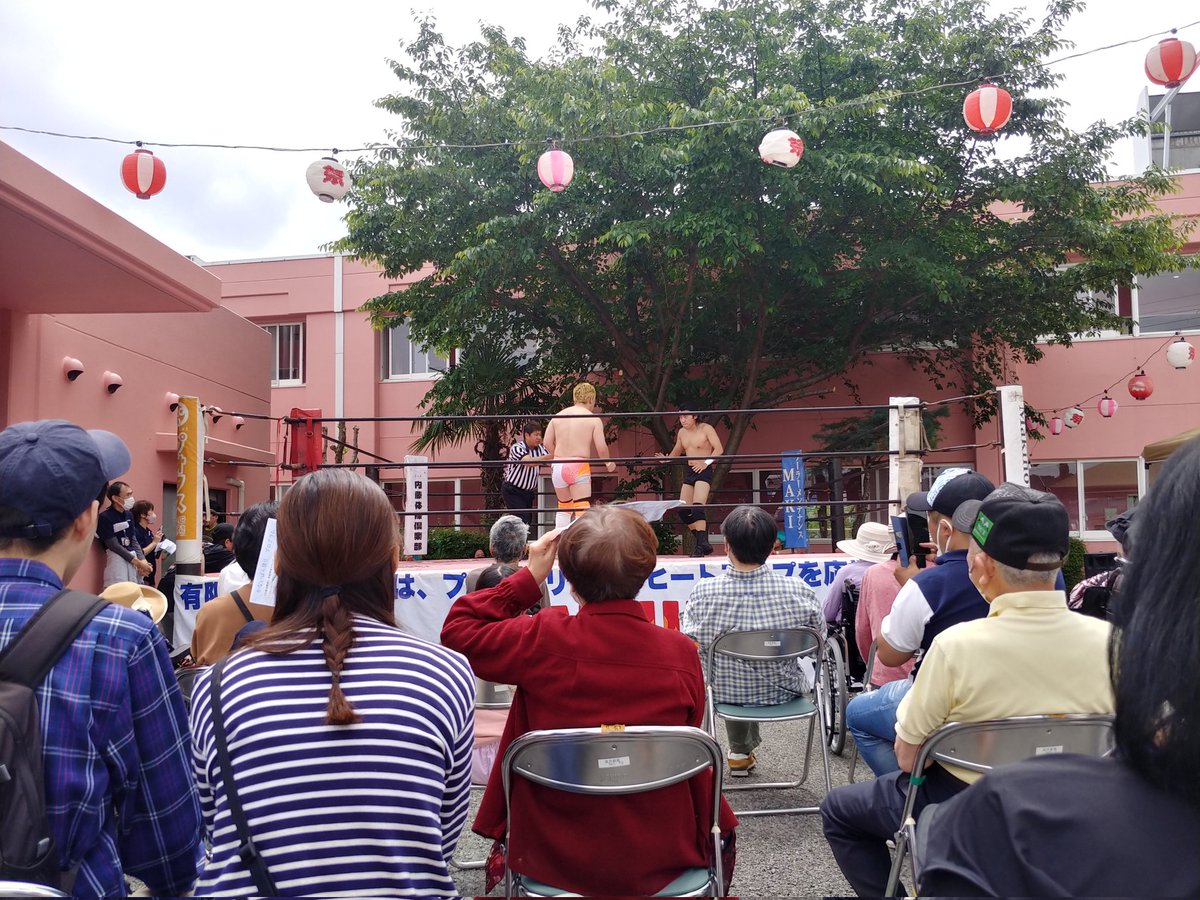bigfountain_017's tweet photo. かないばら祭りに行ってきました！老人ホームで、プロレスやレビューショーは想像出来なかったけど、本格的なものでした。中学生プロレス���ーの助川蓮選手とツーショットを撮って頂きました。この朗らかな表情からは想像もつかない、白熱の試合でした。

#プロレス　#かないばら祭り https://t.co/2Q6EcGSZNj