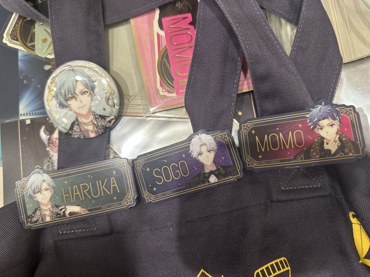 rririnosuke's tweet photo. ラス1の壮五アクリルバッジ、無事ゲットした😭💜
そして缶バッジ1個買ってみたら自引きして気が狂いそうありがとうありがとうありがとうありがとう https://t.co/4w77hBRiVt