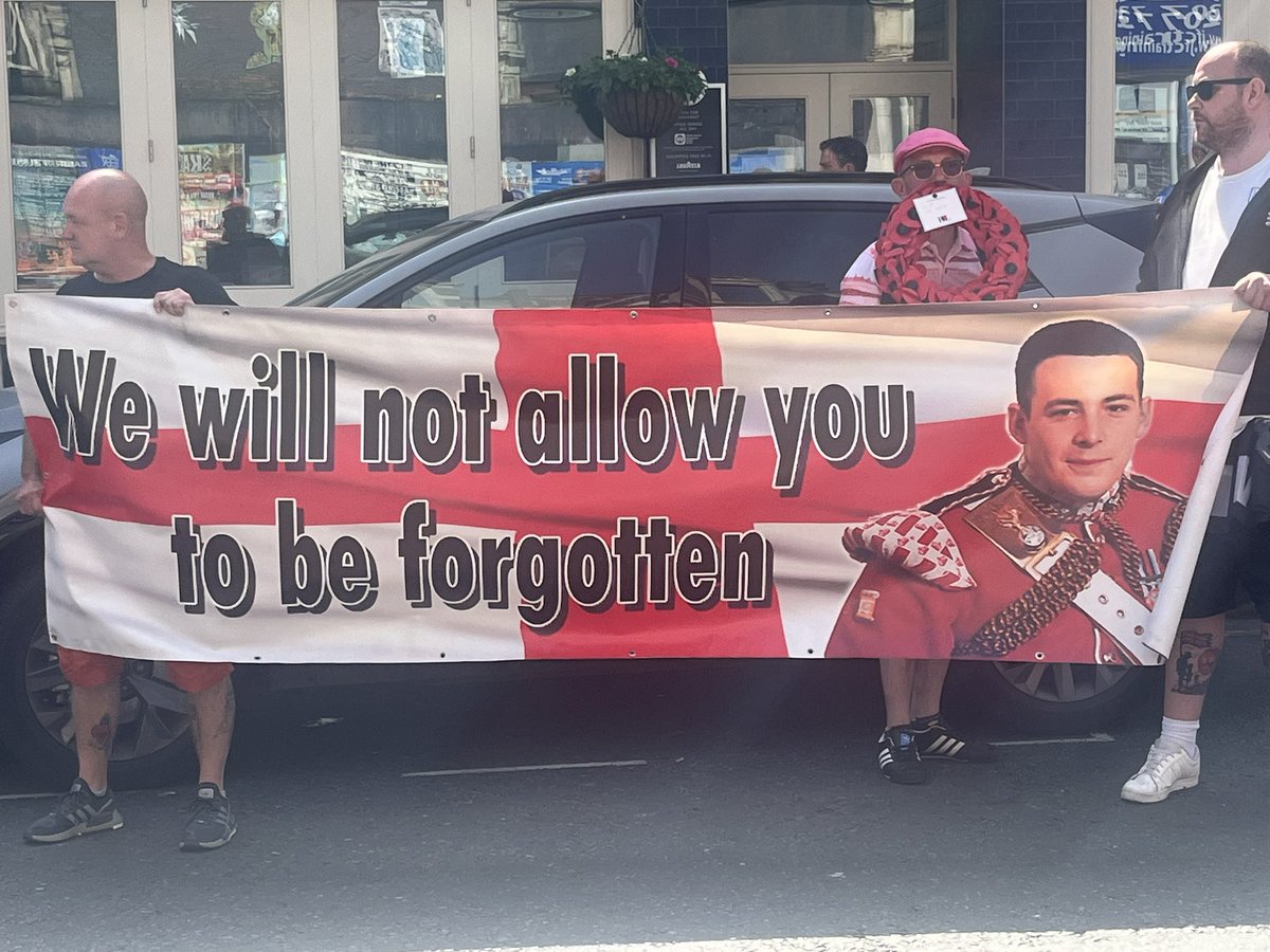 getcarter1112's tweet photo. Ultimate respect to all the people that turned up for the Lee Rigby memorial today in Woolwich 🏴󠁧󠁢󠁥󠁮󠁧󠁿🦁👏👏👏 https://t.co/TUxxHmaFSF