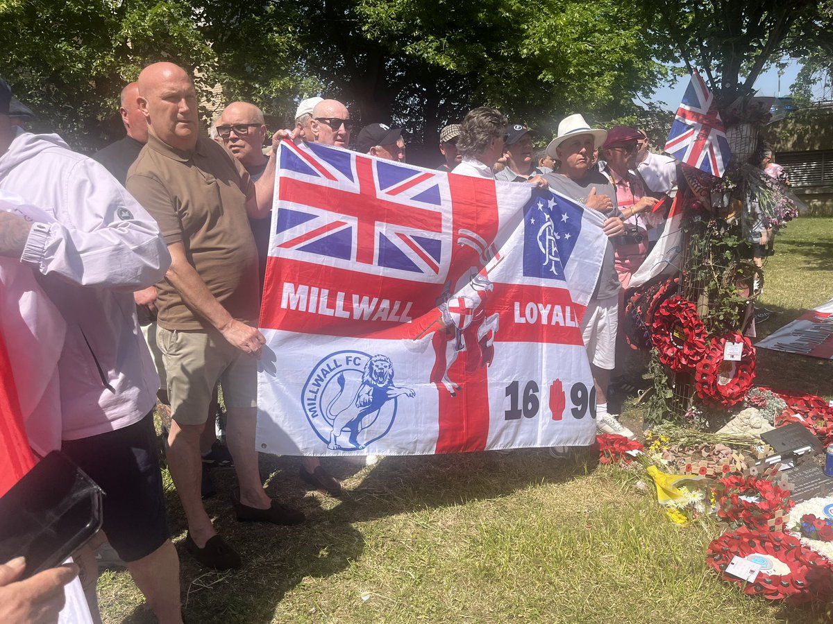 getcarter1112's tweet photo. Ultimate respect to all the people that turned up for the Lee Rigby memorial today in Woolwich 🏴󠁧󠁢󠁥󠁮󠁧󠁿🦁👏👏👏 https://t.co/TUxxHmaFSF