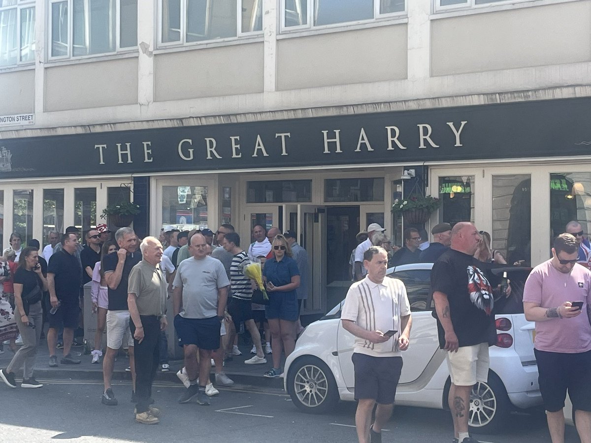 getcarter1112's tweet photo. Ultimate respect to all the people that turned up for the Lee Rigby memorial today in Woolwich 🏴󠁧󠁢󠁥󠁮󠁧󠁿🦁👏👏👏 https://t.co/TUxxHmaFSF