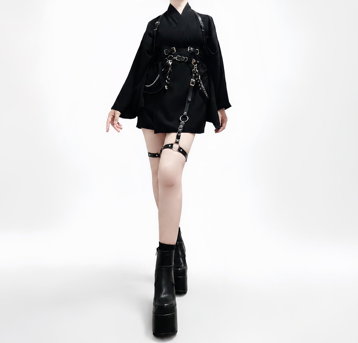 夏のオールブラック和洋折衷コーデ。 黒の着物シャツ×帯代わりのベルト