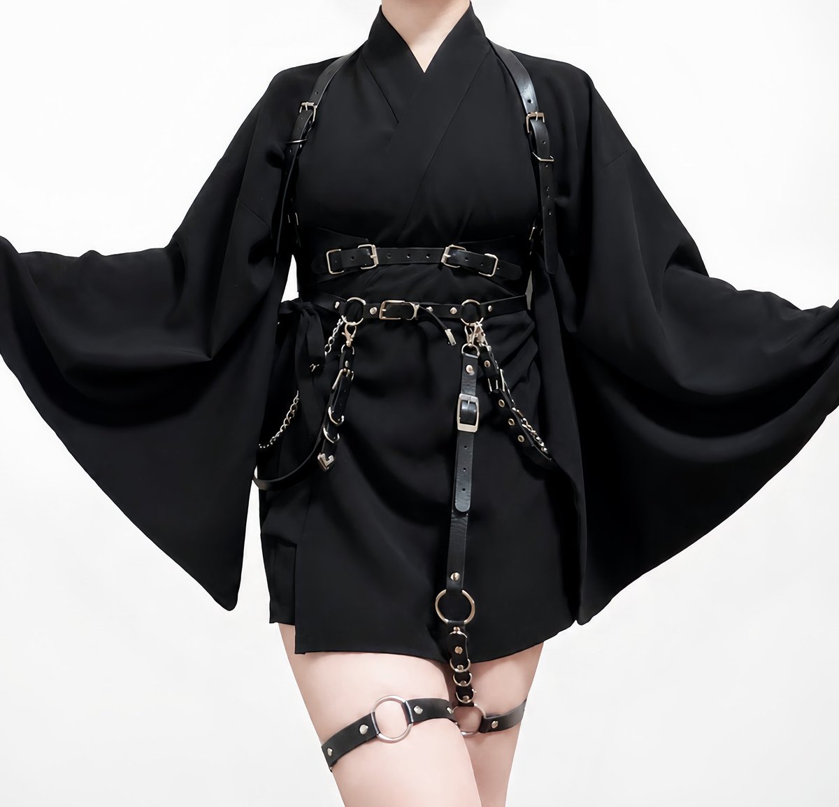 夏のオールブラック和洋折衷コーデ。 黒の着物シャツ×帯代わりのベルト
