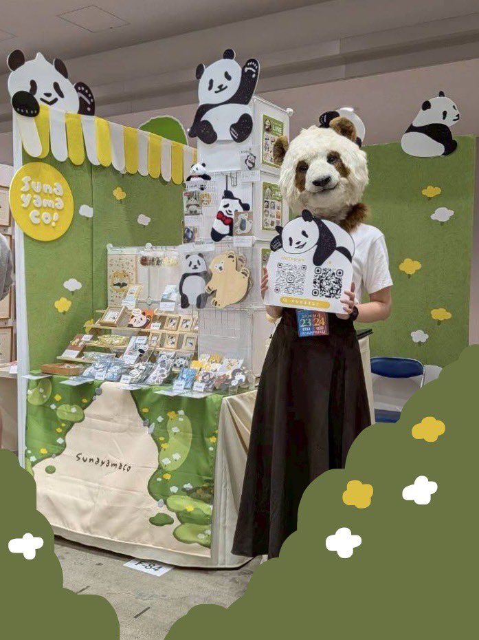 sunayamaco's tweet photo. デザフェス、無事終了しました！
ご来場いただいたみなさま
本当にありがとうございました🐼

過去に描いた原画やこれまで販売したグッズ、ユニクロコラボTシャツなどを身につけて来てくださった方もいて、SNSをいつも見てくださっているお話もたくさん聞けて、本当に本当にうれしかったです。

うれしすぎると語彙力がなくなってしまって「ありがとうございます」しか言えていなかった気がします…！
なんとか感謝を伝えたくて語彙が偏らないように話してみたのですが、難しかったです。もし変な伝わり方をしていたらすみません。ただただ本当にうれしかったです。

お手紙もありがとうございました！
関西に帰ったら、大切に読ませていただきます。

差し入れも、お気遣いくださりありがとうございました。お気持ちだけで十分すぎるくらいうれしいのですが、私のことを思って持ってきてくださったこと、そのお気持ちが本当にありがたかったです。

感謝してもしきれない2日間でした。
本当にありがとうございました！

デザフェスは、次に出るとしたらまた3年後くらいかな…！それくらい大きな糧をいただきました。

これからもがんばります。今後ともどうぞよろしくお願いいたします