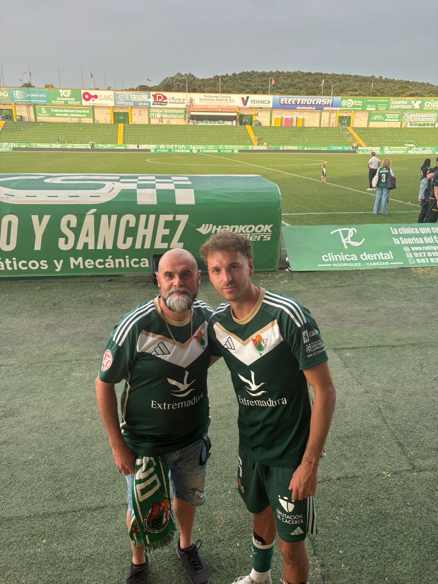 Yo61963331's tweet photo. Ha sido un placer conocerte en estos meses amigo,eres un gran futbolista pero además eres una bellísima persona,gracias por aguantarme estos meses!Descansa,desconecta,disfruta de tus merecidas vacaciones,a cojer fuerza para la próxima temporada!Un abrazo enorme🫂 @nico_conesa10 https://t.co/Alpfc2i8Ue