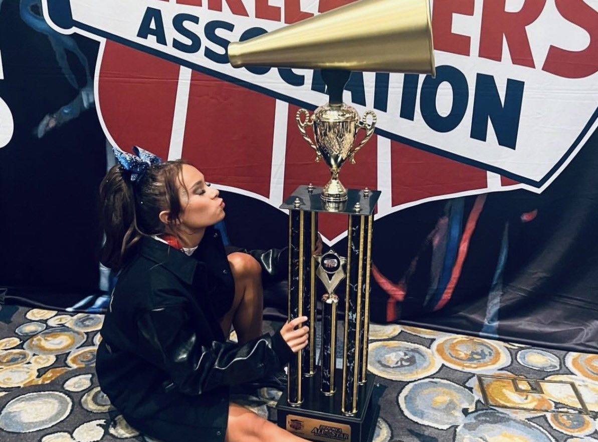 smoedallday's tweet photo. rookie deven 🤍 https://t.co/zHwIMsC4hB