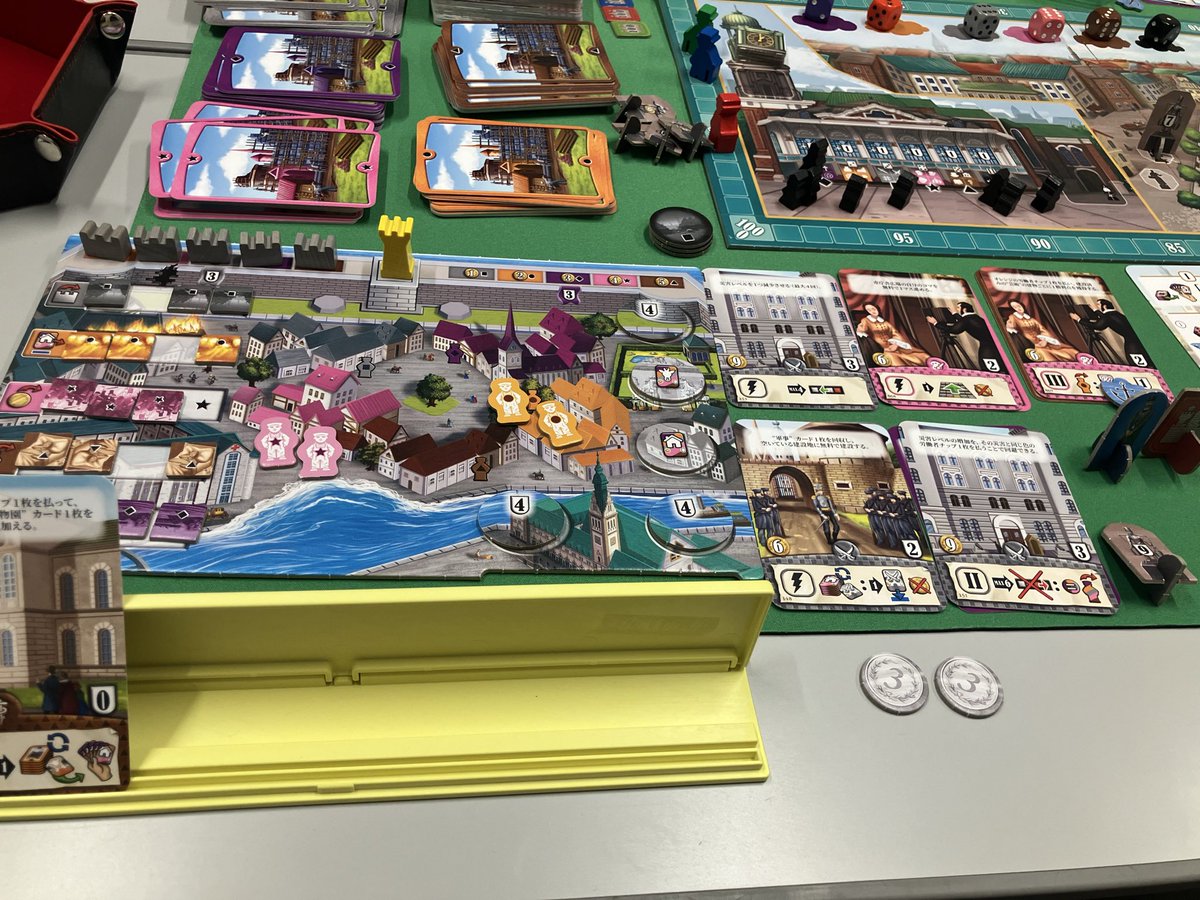 sakura19tiger25's tweet photo. ハンブルク→フェルト作『ブリュージュ』のリメイク。丁寧なインストのお陰でサクサク遊べた。
災害を回避しつつ街を発展させて第一市長を目指すカードメインの建設ゲーム。
ダイス運に翻弄されながらもやりくりするのが楽しい、リプレイ性も高く又遊びたい！

今回もありがとうございました😊❗️ https://t.co/xJD9MJW9u1