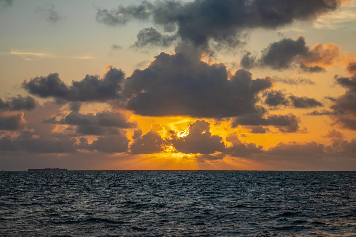 JackLinFLL's tweet photo. Sure are a lot of small boats heading out into the 25mph gusts and scattered thunderstorms of the Florida Keys this morning. My dad would have had me out there for sure lol. I've already caught enough fish this weekend I think I'll sit by the pool and drink today #FLLife https://t.co/sMHsinEWpG