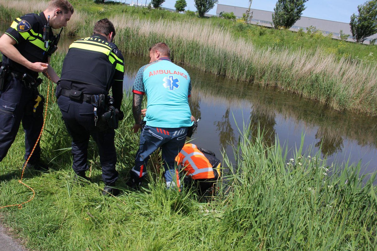Man met driewiel fiets te water langs Boksumerdyk
