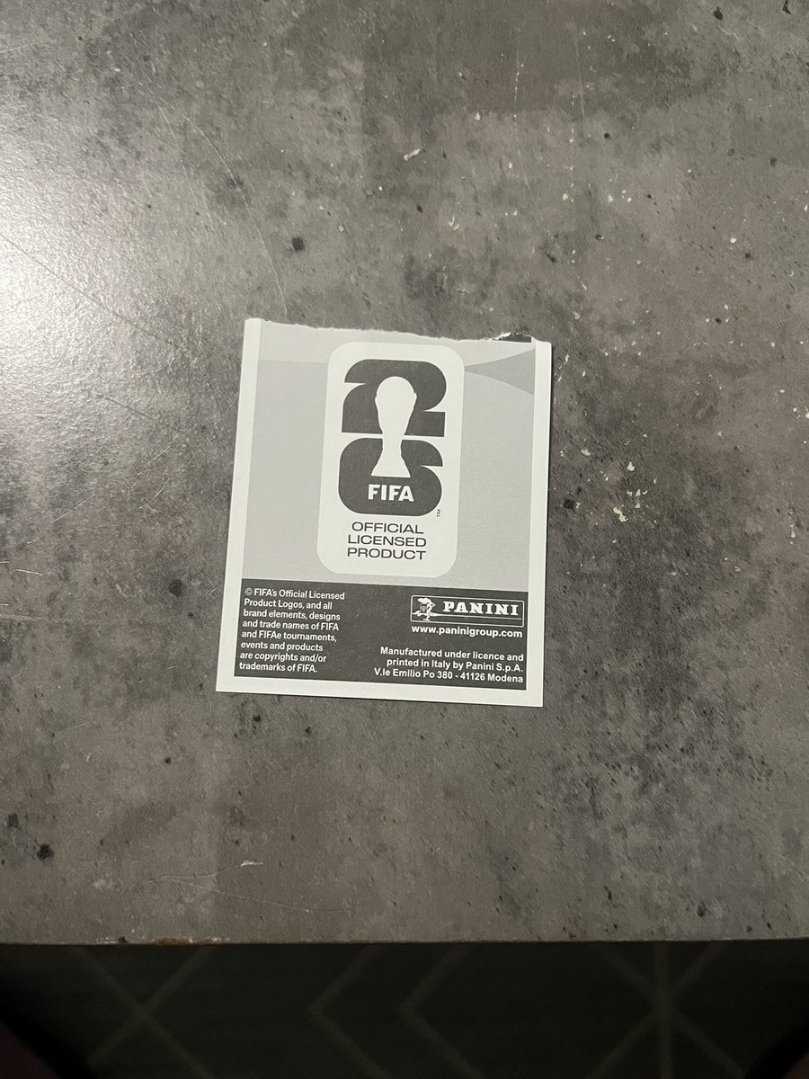 IssamZouaoui4's tweet photo. Ouvert et trouver déchirer alors que les autres cartes ne l’était pas @panini_france https://t.co/F1xX054eez