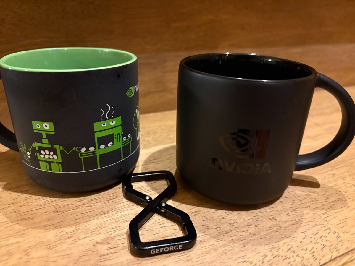 akit37's tweet photo. 新しい #GEFORCE 届いた😎
X型のカラビナ、なかなかかっこよい。
おまけにマグカップまで。(右)
昔サンノゼで買ってきたやつ(左)と同じサイズ。これ安定してるしたくさん入るから便利なのよね。
#NVIDIAJAPAN https://t.co/0V67brZxGo
