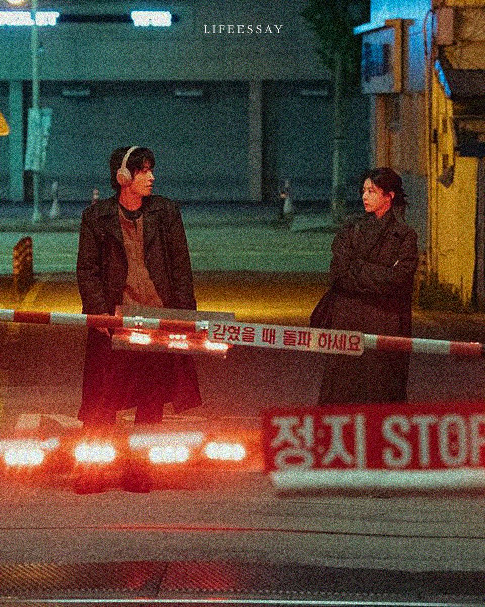 asyours_'s tweet photo. 네가 원하는 게 뭐냐는 물음에 '불안'하지 않은 거라고 대답하는 황동만. 

세상은 그렇다. 세상은 가치 있는 사람에게만 평화를 준다. 그런데 그 가치는 어떤 기준으로 정해지는 걸까. 무가치한 건 무엇으로 책정되는 걸까. 어느 곳에서는 비루하더라도 분명 어느 곳에선 박수받을 텐데..

모두가 결과만 바라본다. 전부 과정 안에 살면서 말이다. 가치는 시작과 끝이 아닌 굽이굽이 흘러가는 중간길에 있다. 우리가 누군가의 깊은 서사를 보고 눈물을 흘리는 게 바로 이 때문이다.

자본주의와 무한 경쟁 사회에서 당신과 나는 누군가가 정해놓은 정답에 의해 계속 값을 책정받을 것이다. 모두가 이 사실을 알기에 자신의 무가치함과 싸우고 있는 게 아닐까. 중요한 건 이토록 치열하게 달리는 나를 뜨겁게 사랑하는 거다. 진짜 가치는 자기애, 좌절, 노력, 이해가 섞인 과정에서 온다는 걸 잊지 말자. 열심히 살아가는 사람의 뒷모습보다 아름다운 건 없다.

사진 : JTBC <모두가 자신의 무가치함과 싸우고 있다>