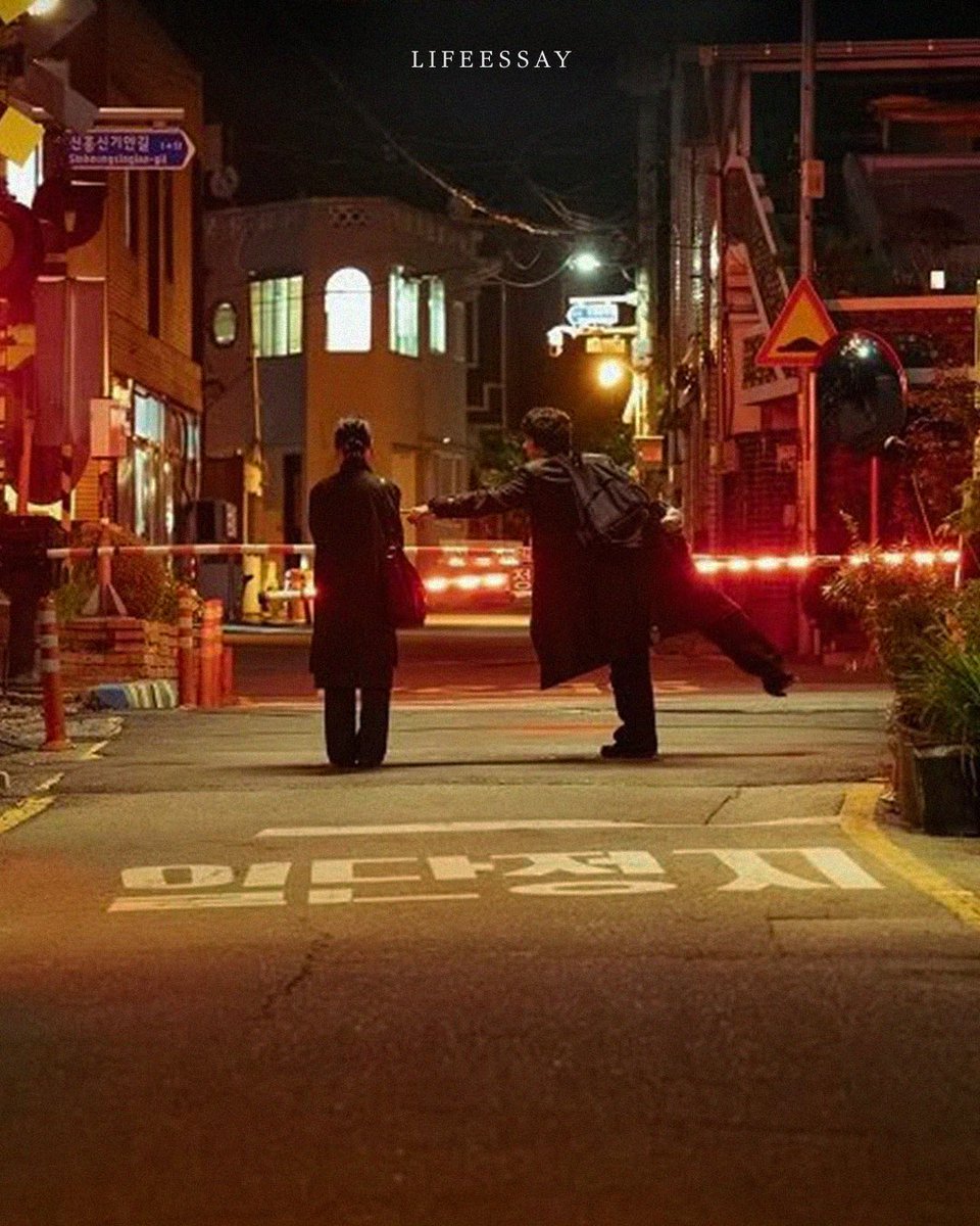 asyours_'s tweet photo. 네가 원하는 게 뭐냐는 물음에 '불안'하지 않은 거라고 대답하는 황동만. 

세상은 그렇다. 세상은 가치 있는 사람에게만 평화를 준다. 그런데 그 가치는 어떤 기준으로 정해지는 걸까. 무가치한 건 무엇으로 책정되는 걸까. 어느 곳에서는 비루하더라도 분명 어느 곳에선 박수받을 텐데..

모두가 결과만 바라본다. 전부 과정 안에 살면서 말이다. 가치는 시작과 끝이 아닌 굽이굽이 흘러가는 중간길에 있다. 우리가 누군가의 깊은 서사를 보고 눈물을 흘리는 게 바로 이 때문이다.

자본주의와 무한 경쟁 사회에서 당신과 나는 누군가가 정해놓은 정답에 의해 계속 값을 책정받을 것이다. 모두가 이 사실을 알기에 자신의 무가치함과 싸우고 있는 게 아닐까. 중요한 건 이토록 치열하게 달리는 나를 뜨겁게 사랑하는 거다. 진짜 가치는 자기애, 좌절, 노력, 이해가 섞인 과정에서 온다는 걸 잊지 말자. 열심히 살아가는 사람의 뒷모습보다 아름다운 건 없다.

사진 : JTBC <모두가 자신의 무가치함과 싸우고 있다>