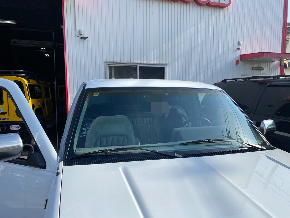 Luna_moon35's tweet photo. 友達にサバー見せたらアメ車乗りたい！ってなったらしく、見学しにきた。希望はサバナかエクスプレスらしいけど〜

オレのサバーはまたチェックランプついて再度お預け🥲 https://t.co/5fUHWlUYI3