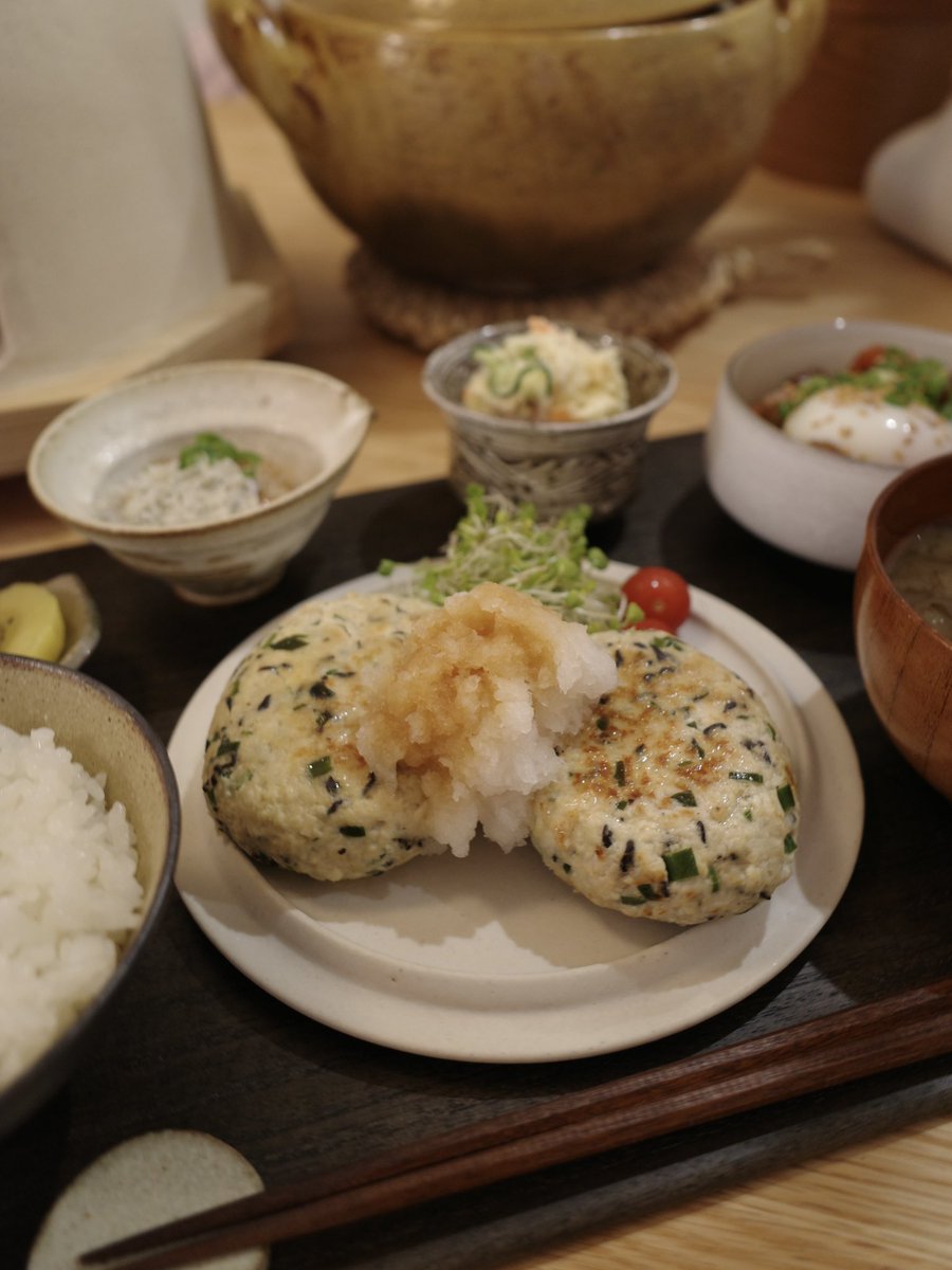 ___801s's tweet photo. いつかのごはん🥬

☑︎和風おろしハンバーグ
☑︎海鮮ユッケ温玉のせ
☑︎ポテサラ
☑︎しらす納豆
☑︎生もずく新玉ねぎ小松菜のお味噌汁
☑︎ゴールデンキウイ

ハンバーグには芽ひじき・ニラ・えのきを入れて、味付けにはニンニク生姜麹を。

白米が進むおかずです✨

#田川家の食卓
#おうちごはん https://t.co/5jGet2SYUX