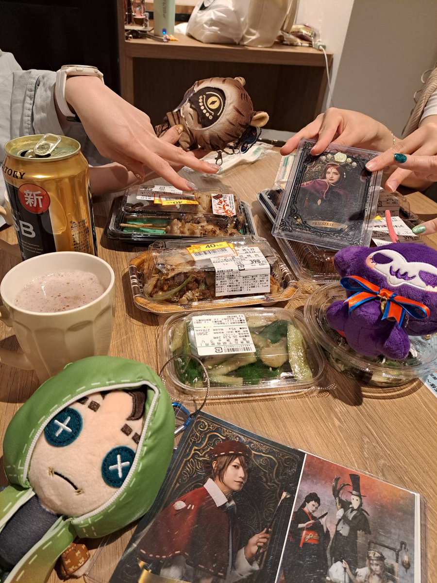 ast7star's tweet photo. 舞台は撮影パートで前列の人にカメラ正面邪魔されて悲しかったこと以外はとっっっても楽しかったし嬉しい次回予告もあったし、美味しいものもたくさん食べて幸せだった！！！私の前列右の人今頃スマホデータ消えてたら蜜の味🍺 https://t.co/4QhacyFYeo