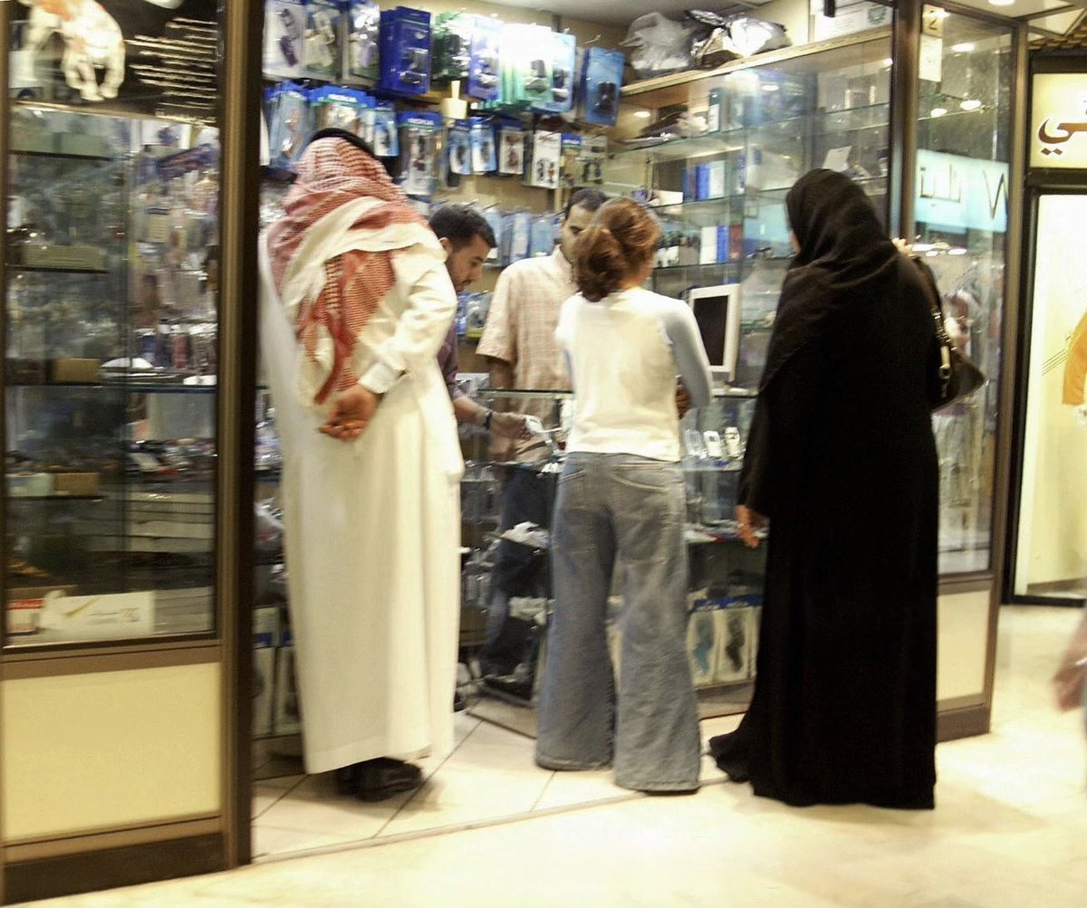 local381's tweet photo. عائلة سعودية في متجر للهواتف المحمولة جدة 27 يوليو 2004. https://t.co/WmITFigYxp