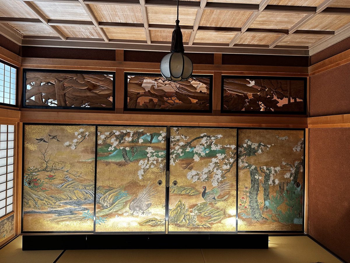 庭園に面した座敷の狩野派絵師の襖絵「春景花鳥図」は7月から東京都