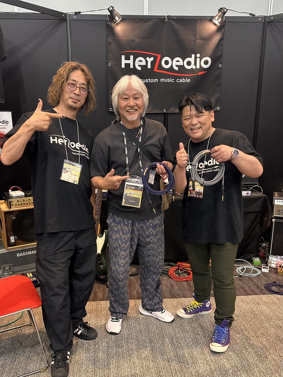 herzoedio's tweet photo. #サウンドメッセ2026 
Herzoedioブースに西慎嗣さんが遊びに来てくださいました♪♪
西慎嗣さんとは、地元の水戸ペーパームーンへ毎年ライブに来て下さっていて、何度もライブでお会いしていたので、サウンドメッセでお会い出来てめちゃくちゃ嬉しかったです♪♪

さらに、初めてHerzoedioのIRONをストラトで試奏して頂きました。
『すごい瑞々しいケーブルだねぇ。レコーディングで使ってみたいケーブルだよ』
とお褒めのお言葉頂きました‼️
とても嬉しいです♪♪

またライブでお会い出来るのを楽しみにしております‼️
水戸でお待ちしております♪♪

@S_N1960 
@MitoPapermoon 

#herzoedio 
#herzoedioiron 
#西慎嗣 
#水戸ペーパームーン