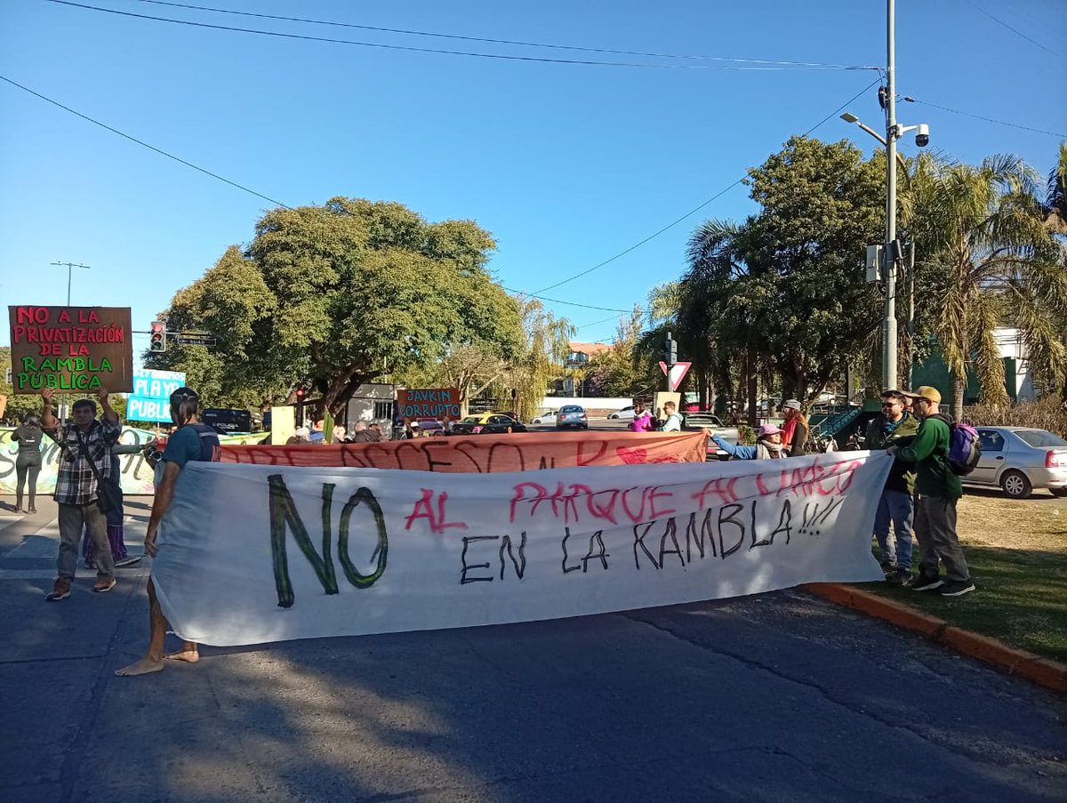 ArielBulsicco's tweet photo. El "diario oficial" hoy te hace creer que es más importante la foto con las figus del mundial, antes que una protesta de vecinos en La Flora para que NO se instale un parque de plástico y cemento.

Cuando el silencio y la complicidad mediática:
NO es salud.

🧐🤫🤐 https://t.co/xJCDujOPg0