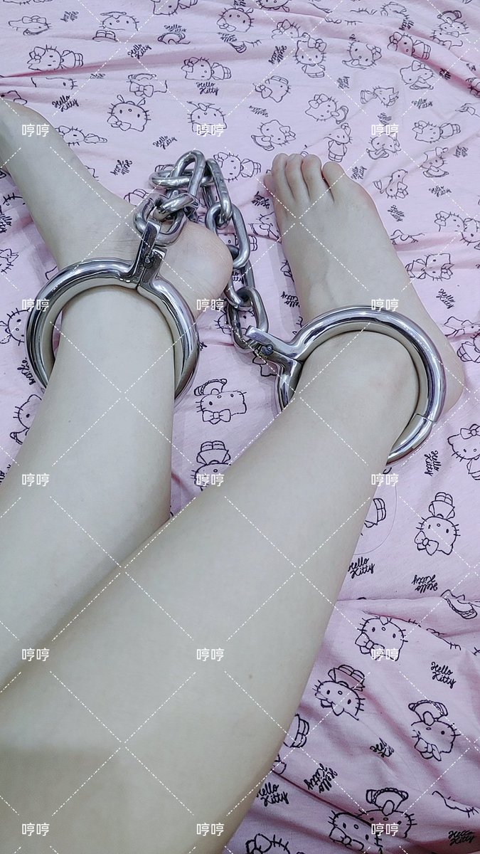 lipin6831's tweet photo. 完啦完啦.最近跑出去玩的次数太多，老公生气把我的脚镣焊死了，这次真拽不断😭。还说脚镣只是第一步。。。后面还有贞操带，腰环，项圈，手铐😭😭😭
#永久脚镣 #死镣 #囚禁 #圈养 #关押 https://t.co/JiIVm4pRk1