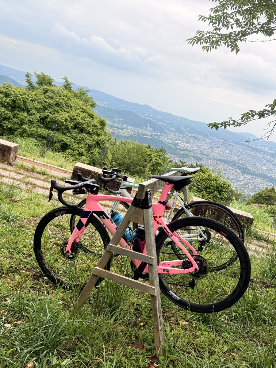 Shii9259Minoru's tweet photo. 今日はTEAMメンバーとヤビツ峠に行ってきたー！！！頂上にある看板の前の台は完成までまだ時間がかかりそうだな🥺...
レストハウスの丹沢MONさんで一息ついてから、ダウンヒルは路面状況が悪かったので確認しながら降りました🚴🏼‍♂️💨
#ヤビツ峠 #ロードバイク #サイクリング #頂上 https://t.co/QGv5bRzJYy