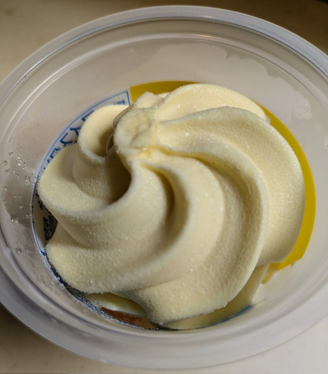ソフトクリームの上だけて！🍦😂