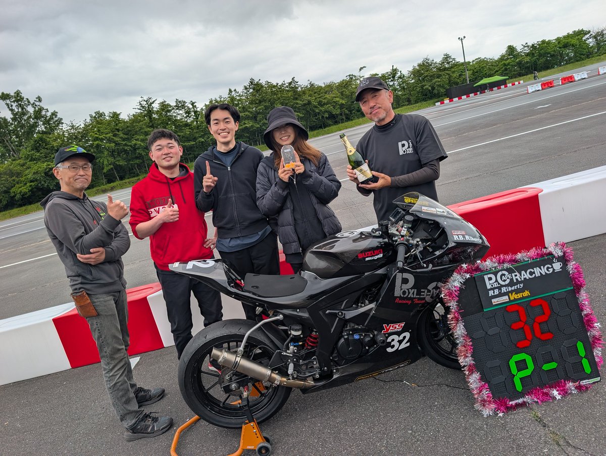 mugiGohandayo's tweet photo. ミニろく第2戦富士カート戦
レインかドライか悩みましたが、安全を取ってレインでスタート
まぁ雨は直ぐに上がったのでタイヤ交換、転倒も有り総合10位完走,クラス優勝🏆️となりました!
参加の皆さんいつもありがとうございます
ミニろく楽しい☺️
#ミニろく
#富士カート
#POXLCAFERacing
#Riberty https://t.co/mN0X2BYo9T