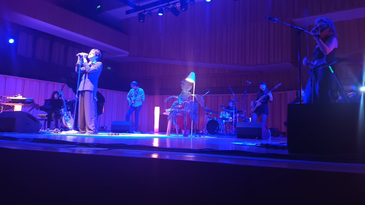 andreasfrias's tweet photo. Benito Cerati, digno hijo de su padre, fisicamente es increíble el parecido, pero tiene su propio talento, hermoso show! Como ha crecido profesionalmente! Tiene un gran futuro! 
#BenitoCerati
#UsinaDelArte https://t.co/7A1EujwqE1