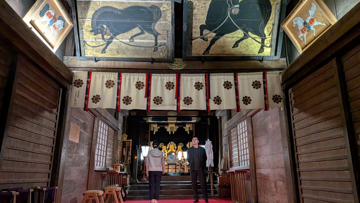 soma_tokyo2022's tweet photo. 野馬追本祭の朝を迎えた中村神社。
宮司の出立を見送りました。
前日とはうって変わって静謐のなかに、いつもと違う空気がありました。
御鳳輦の出発準備を拝見しました。 https://t.co/T0uD17ILL3