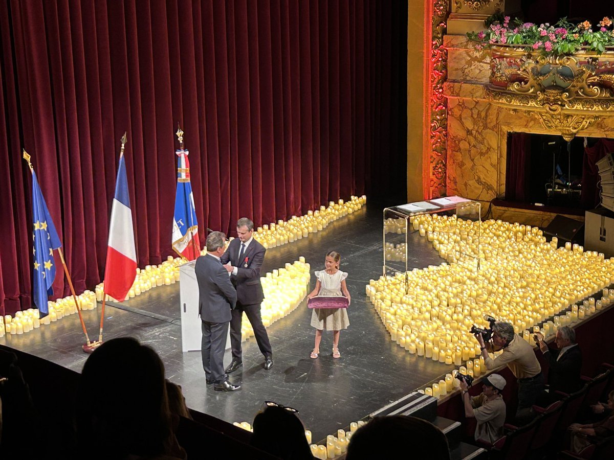 LanetHenri's tweet photo. 🇫🇷🔴🇫🇷🔴🇫🇷  C’est avec un plaisir non dissimulé que j’ai répondu présent à l’invitation d’@ADeljarry qui recevait des mains du Préfet Jacques Witkowski à l’Opéra Comédie la médaille de Chevalier dans l’ordre de la Légion d’Honneur pour son parcours professionnel exceptionnel https://t.co/hB2FfP0qv0