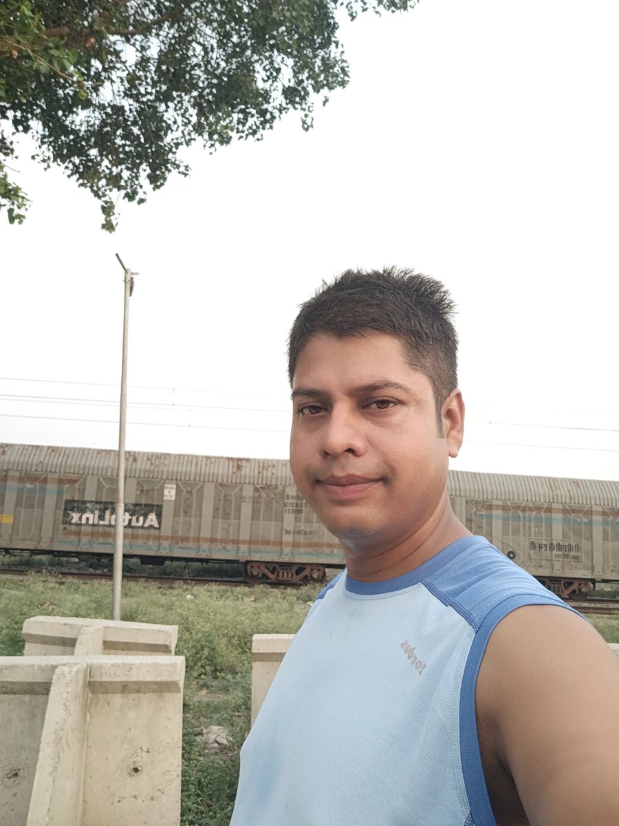 PRASHANTPRASOO1's tweet photo. 24 नवम्बर - वजन 105 KG,
24 मई - वजन 90 KG. 
न जिम, न कोई दवा... बस एक इच्छाशक्ति शरीर का वजन कम करने का और 3 चीज लगातार -
1. Brisk walking, 2. Cycling, 3. Meditation.
              
नोट:- वैसे अगर खान-पान पर सही नियंत्रण रखता तो वजन 6-7 KG और कम होता। अभियान निरंतर जारी है। https://t.co/GGaBTXj5OV