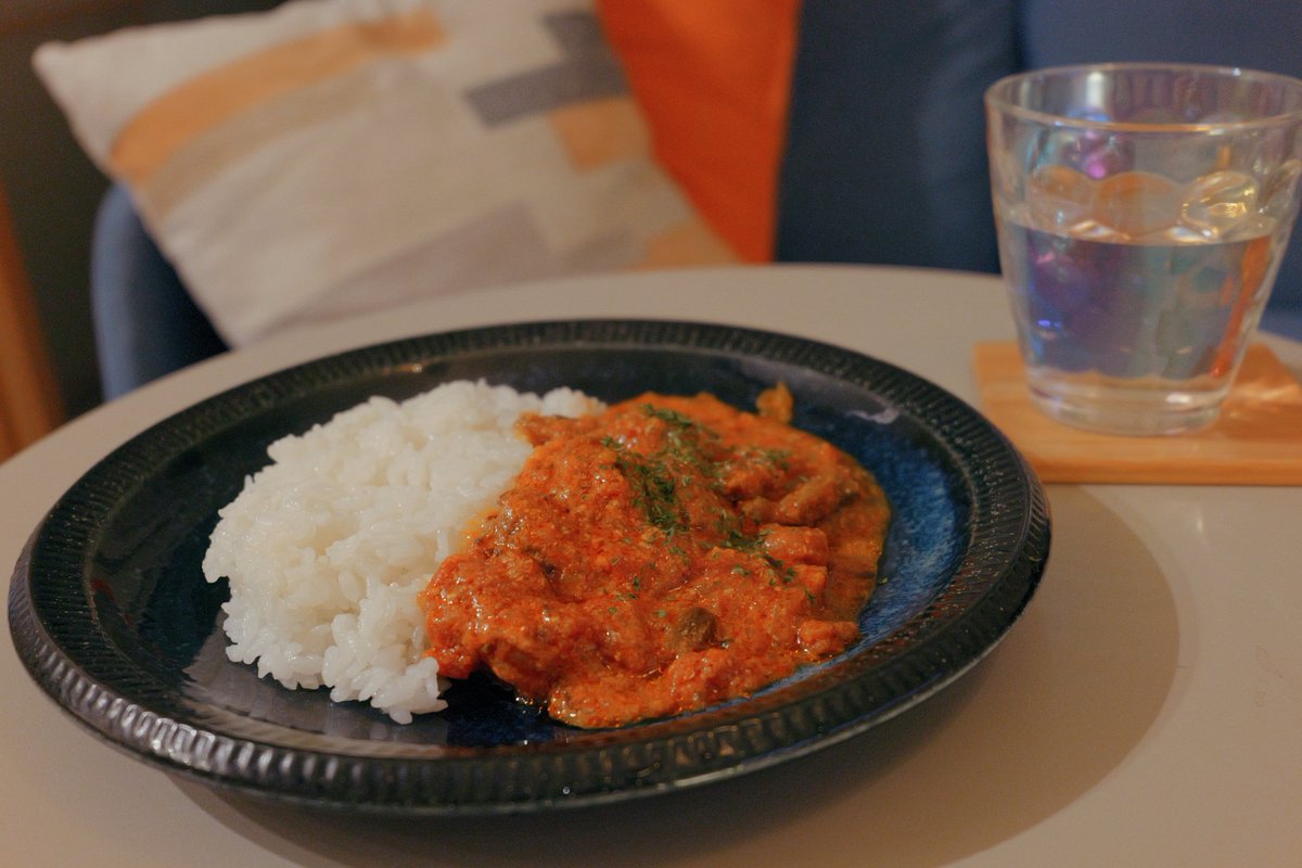 rn_a_'s tweet photo. ちゃか氏とスパイスから作るカレー対決🍛💥🍛
シチリアレモン風パスタソース風カレーソース風シーフードカレー(2枚目)で挑み、勢いで入れたレモンによるあまりの酸味で大敗北
ちゃか氏のバターチキンカレー(1枚目)はお店の味だった🐔 https://t.co/Bc7FYdAdMh