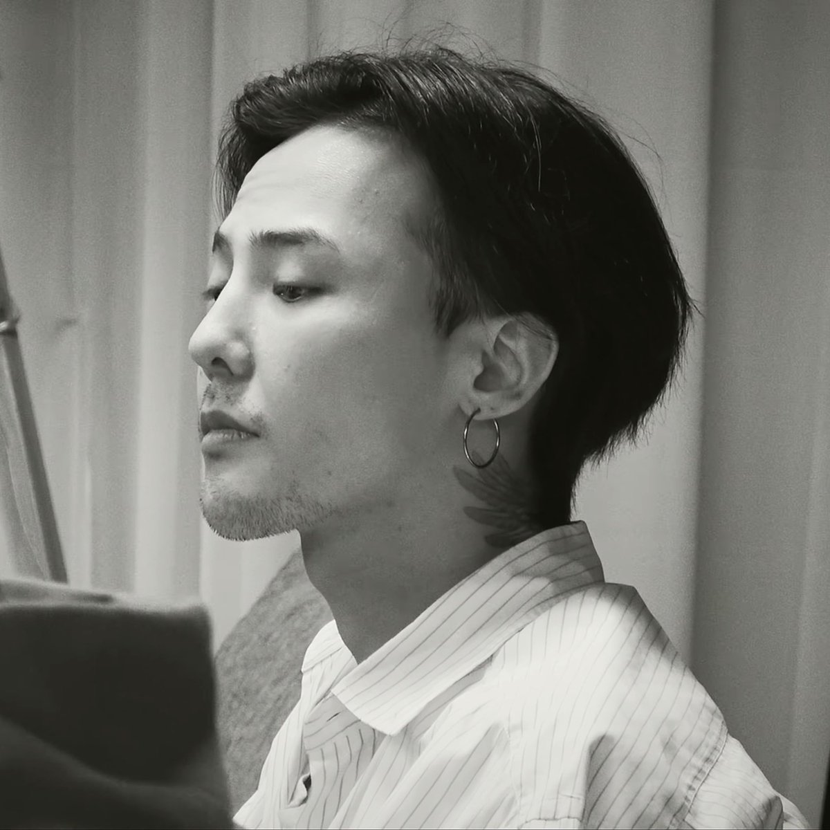 memil008's tweet photo. 권지용 다큐의 수염지디 좋아했어 거칠게 난 수염과 고운 얼굴의 대비가 주는 느낌 https://t.co/vxOJhmiYZJ