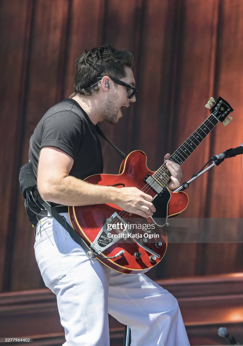 njhflowersx's tweet photo. the red guitar, black shirt and white pants combo 🥵 https://t.co/Ifm3i8uEDf