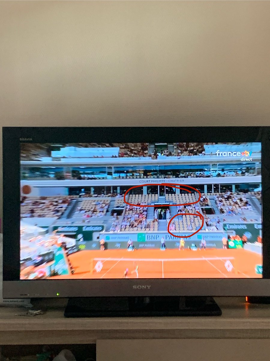 Pauliiine_2's tweet photo. Je n’ai pas réussi à avoir des places même sur le site de reventes… 
Et je vois quoi ? Cours principal, des gradins vides .. 
@rolandgarros @FranceTV  on en parle ? .. https://t.co/Z0RtbYK0T4