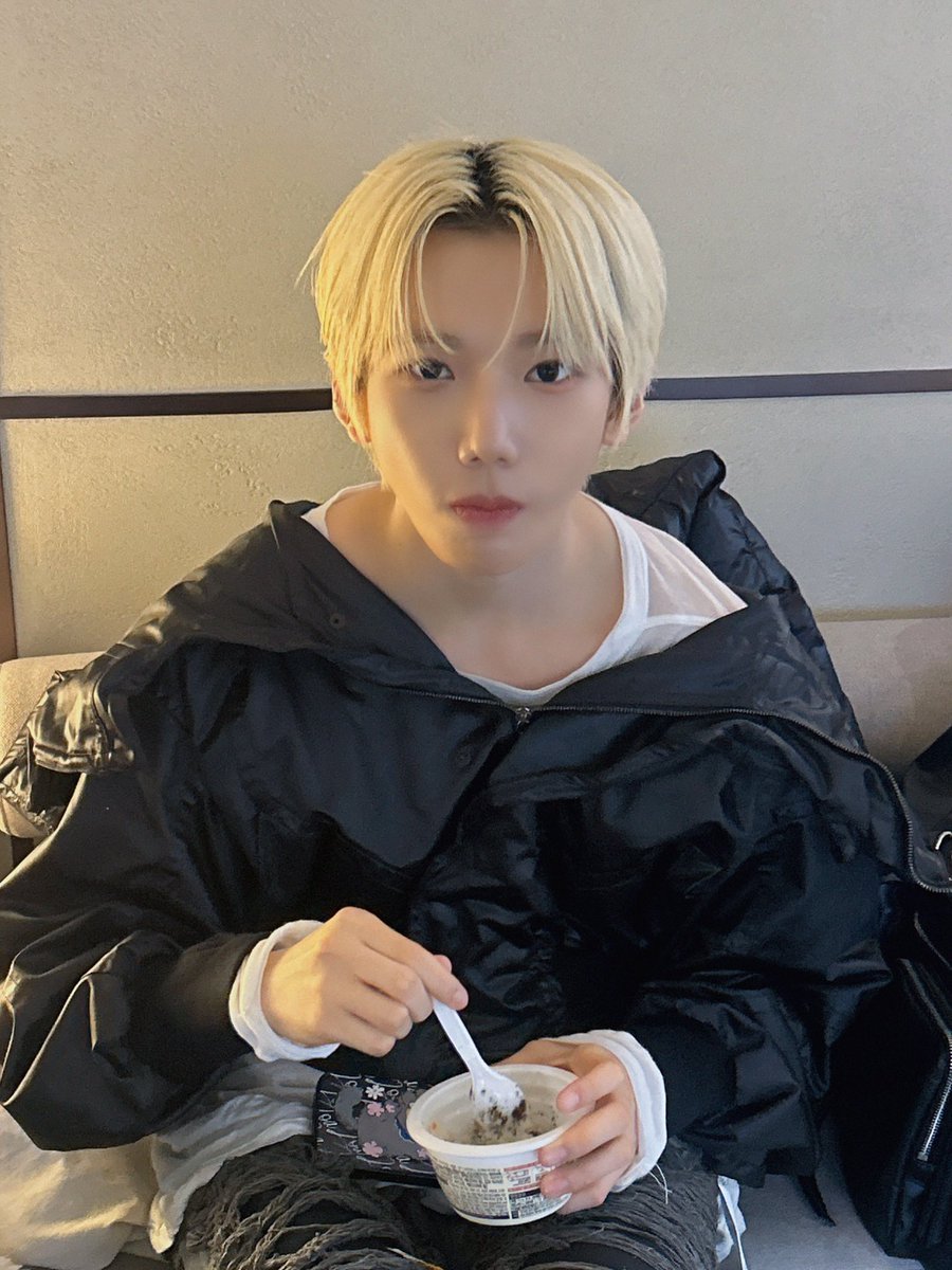freshieay's tweet photo. Hyunmin looks like he’s 5 when he eats 🥹 
 #HYUNMIN #현민 #KEYVITUP #키빗업 https://t.co/YRoAURxNCD