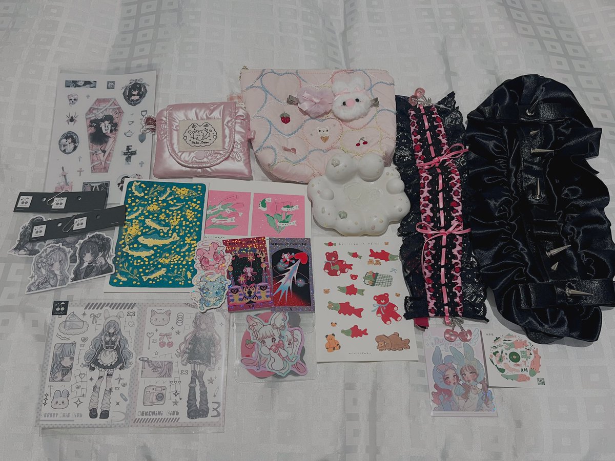 crystalluin's tweet photo. design festa haul… i banned myself from buying plushies but there were so many cutieful handmade ones sob https://t.co/4NqsxnsPeI