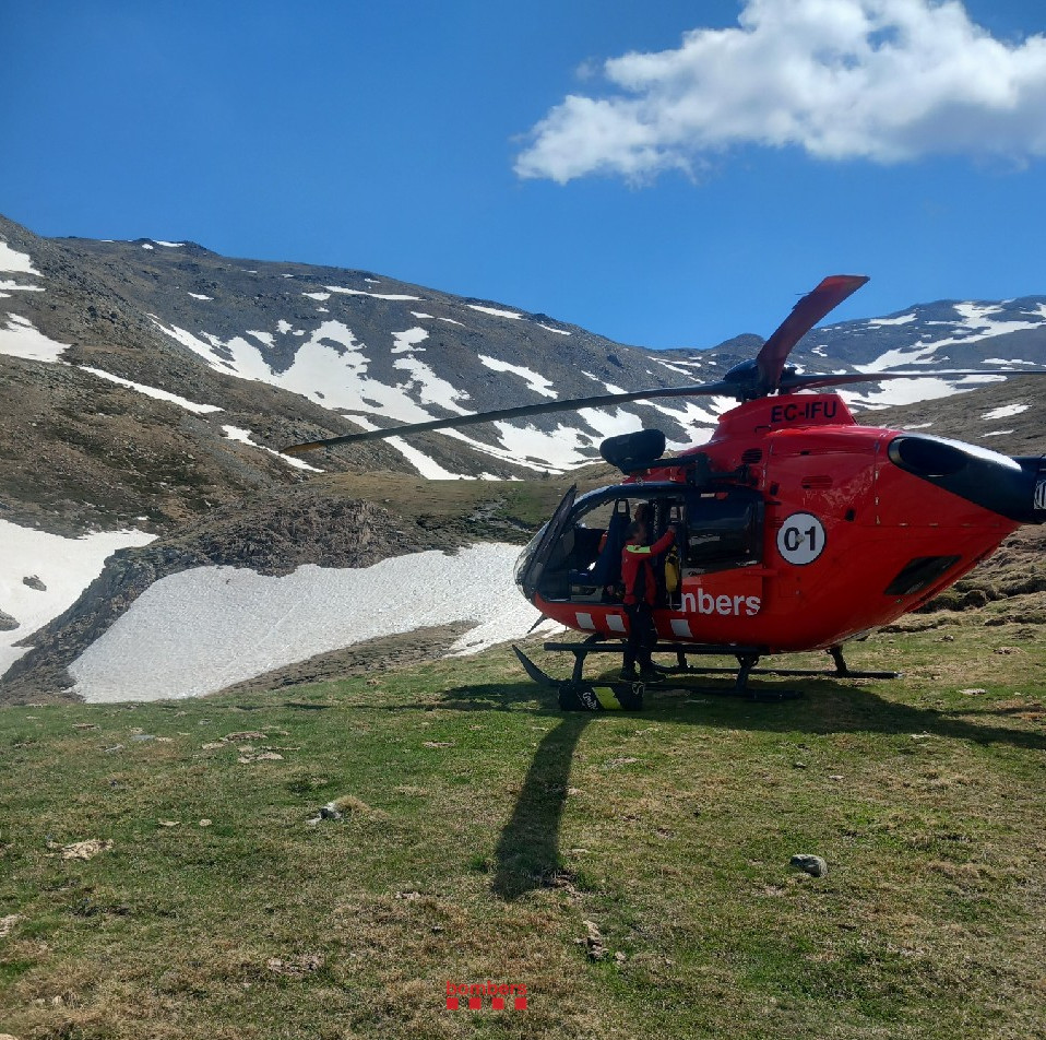 bomberscat's tweet photo. Treballem en un altre rescat de muntanya, aquesta tarda (avís 15.16 h) a Queralbs 📸

Activat #GRAE amb helicòpter #MAER per l'avís d'emergència d'una dona de 40 anys que s'ha torçat el turmell mentre feia el Puigmal. L'hem rescatada i l'hem portada fins a l'ambulància @semgencat https://t.co/8wzB5HeSI1