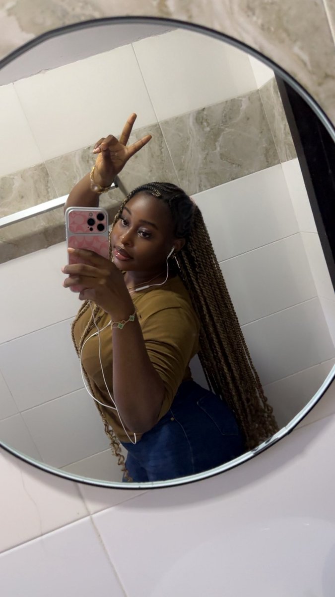 ms__moh's tweet photo. Just here to show off my hair tbh 😭 https://t.co/Y3fIEu80LX